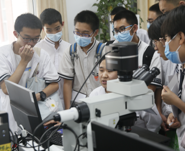 当中的讲堂经过光纤直达讲堂当名师在“